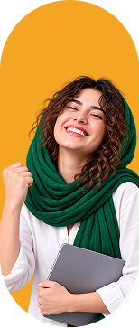 جوینده‌ی کار با شال‌گردن سبز در حال ساخت رزومه آنلاین با لپ‌تاپ
