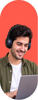 کارجو با هدفون در حال ویرایش رزومه روی لپ‌تاپ