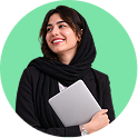 کارجوی جوان با پالتوی مشکی هنگام کار با لپ‌تاپ