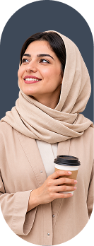 کارجوی خانم با روسری در حال بررسی آگهی استخدام